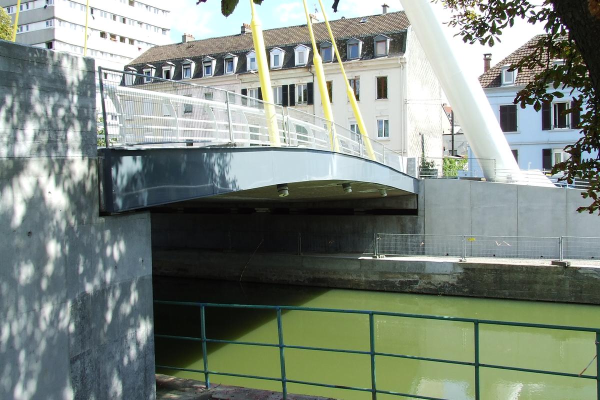 Mulhouse: Pont de la Fonderie au-dessus du Canal du Rhône au Rhin.(Pont en construction: état des travaux au 19.08.2006) 