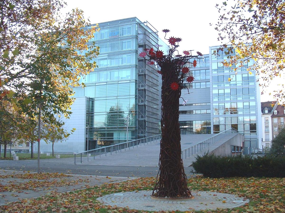 Mulhouse: Le Quasar, immeuble de bureaux d'E.D.F dans le nouveau quartier du «Nouveau bassin» 