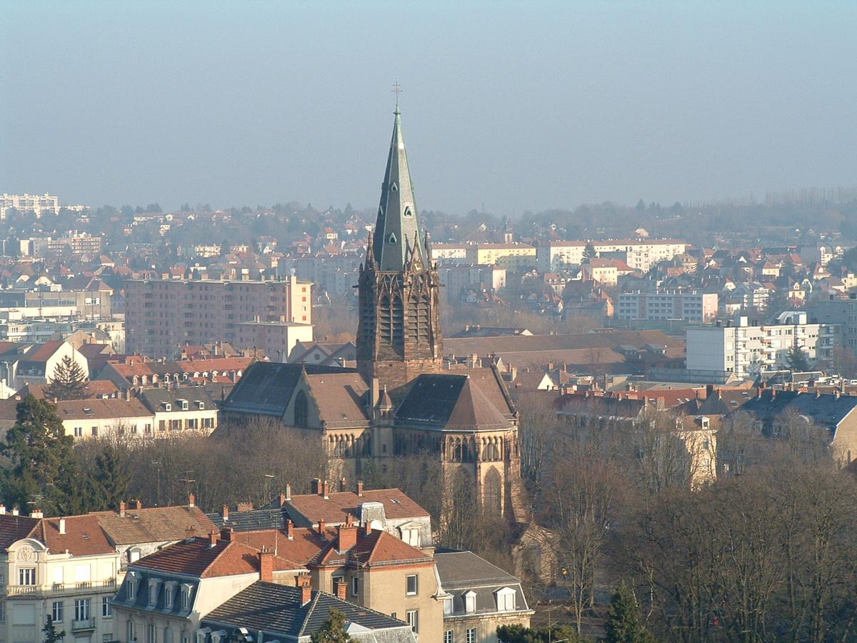 Mulhouse: Eglise catholique Ste Geneviève vue depuis la Tour Montaigne 