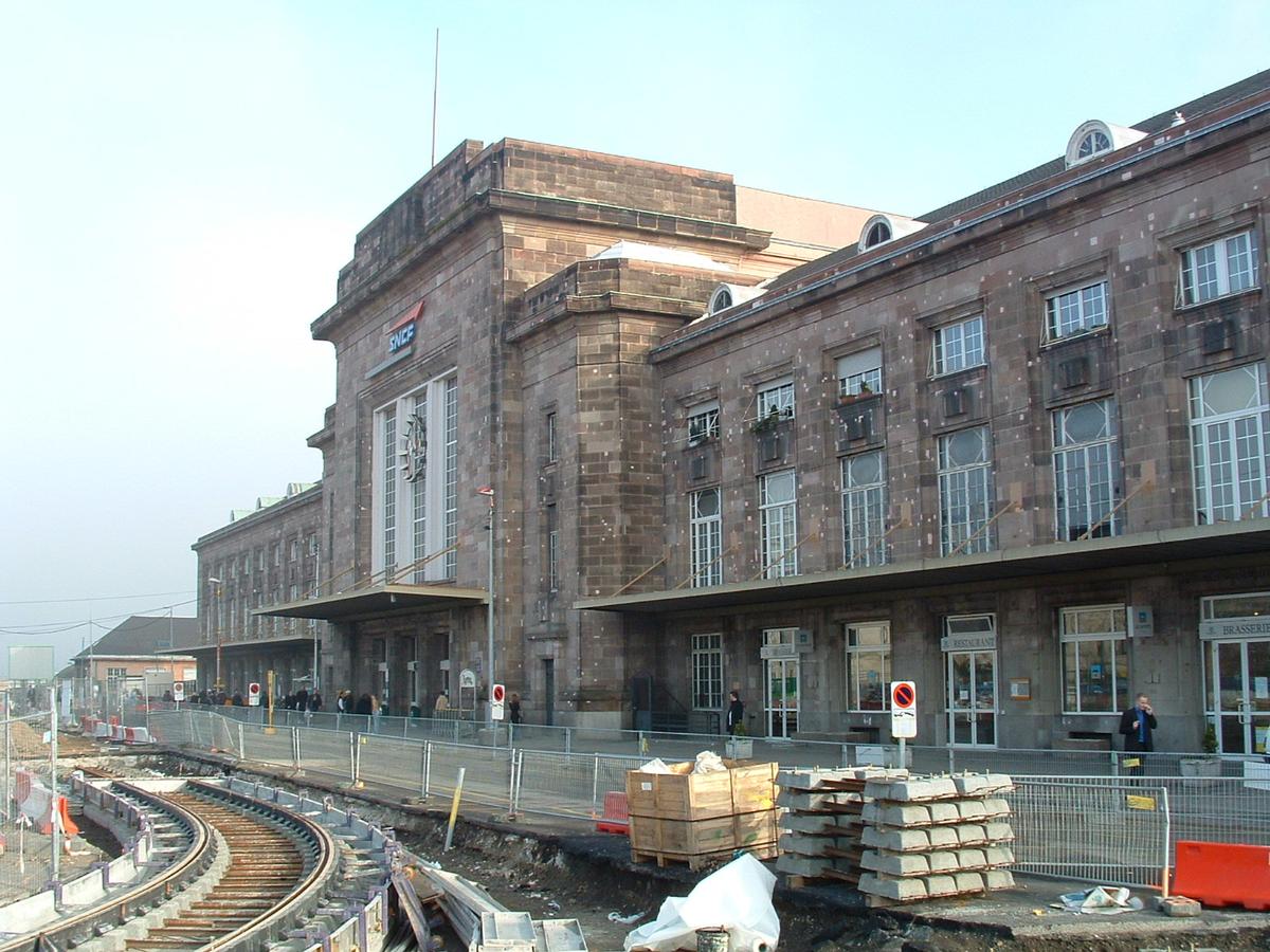 Mulhouse: Façade principale de la gare SNCF en janvier 2005 pendant les travaux du tramway 