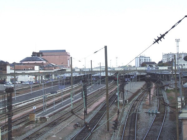 Mulhouse: La gare SNCF. Vue des voies et des quais en direction du nord-est 