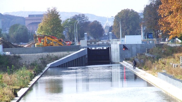 Fiche média no. 97767 Mulhouse: Construction du Pont de la Hardt sur le Canal du Rhône au Rhin. Ce pont fait partie de la future «voie sud». Situation des travaux au 20.10.2007