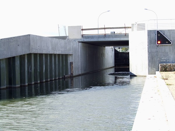 Fiche média no. 97768 Mulhouse: Construction du Pont de la Hardt sur le Canal du Rhône au Rhin. Ce pont fait partie de la future «voie sud». Situation des travaux au 20.10.2007