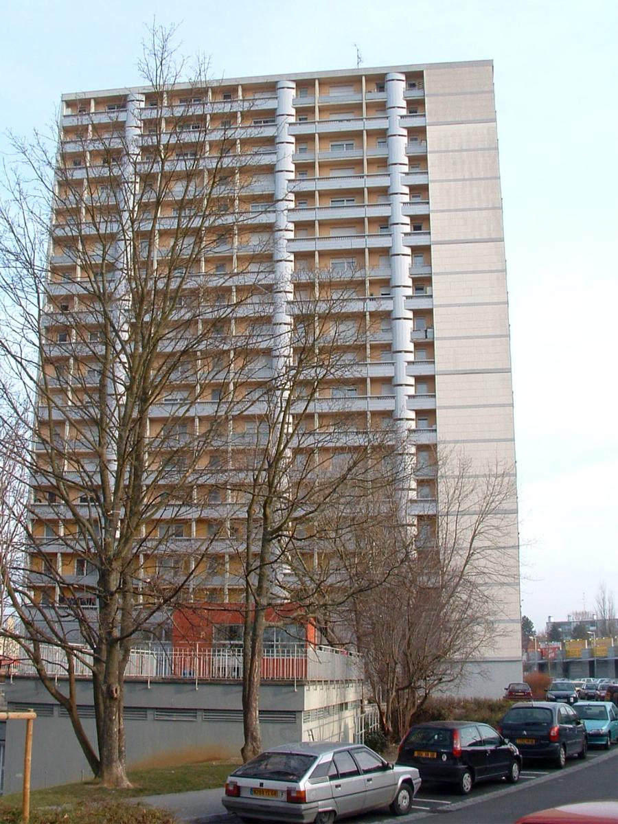 Mulhouse: La tour d'habitation «Nations A» haute de 54 m et construite au Quartier des Coteaux en 1969 