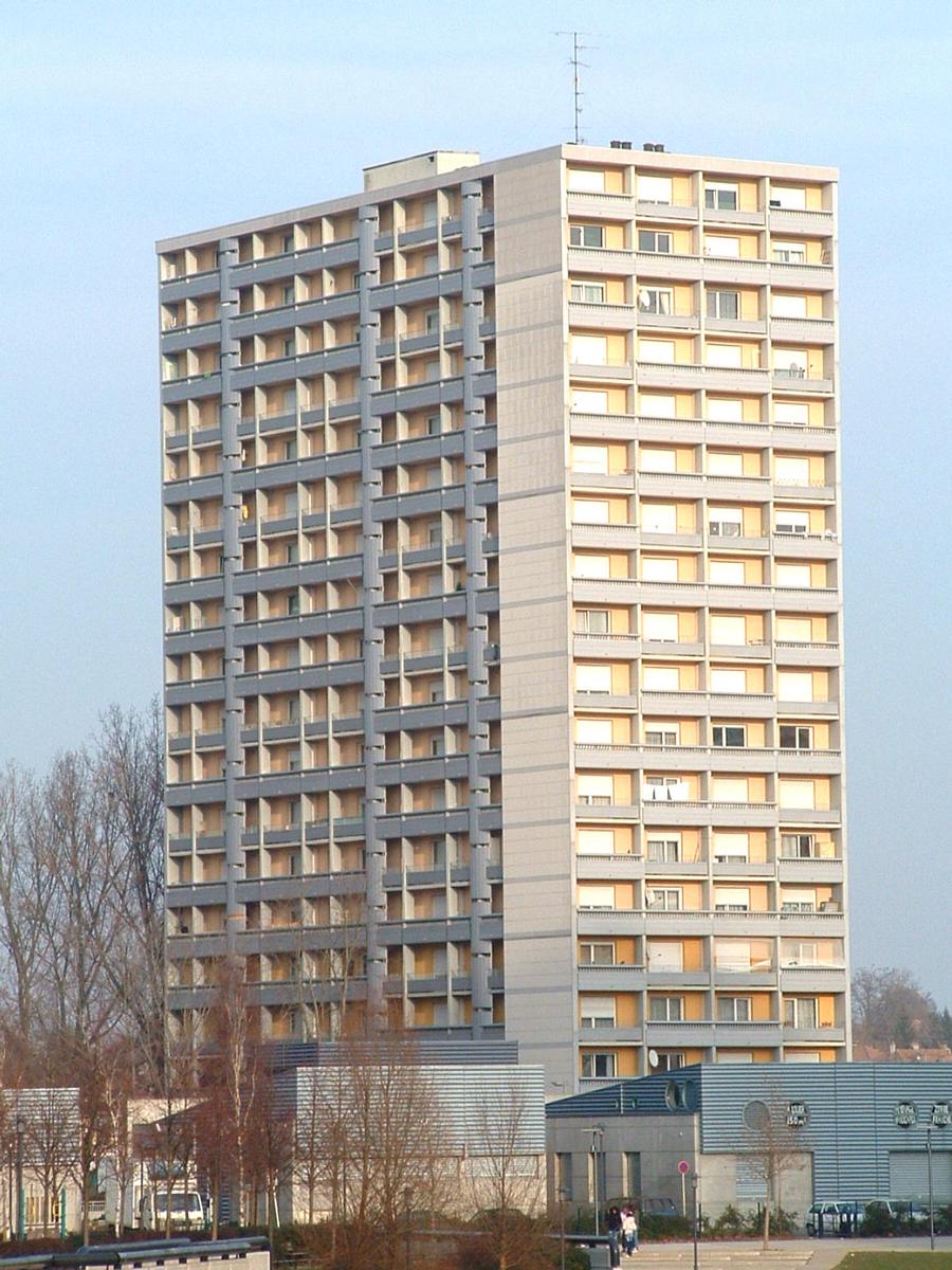 Mulhouse: La tour d'habitation «Nations A» haute de 54 m et construite au Quartier des Coteaux en 1969 