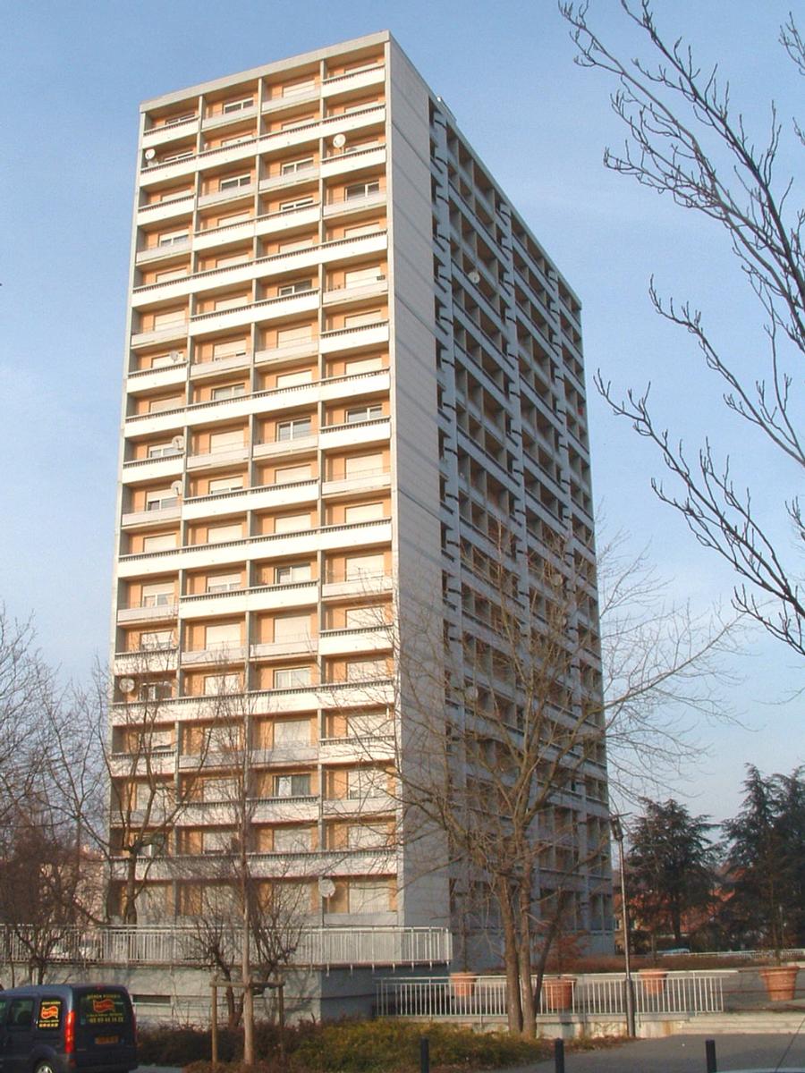 Mulhouse: La «Tour Nations B» est un immeuble d'habitation construit en 1999 et haut de 54 m 