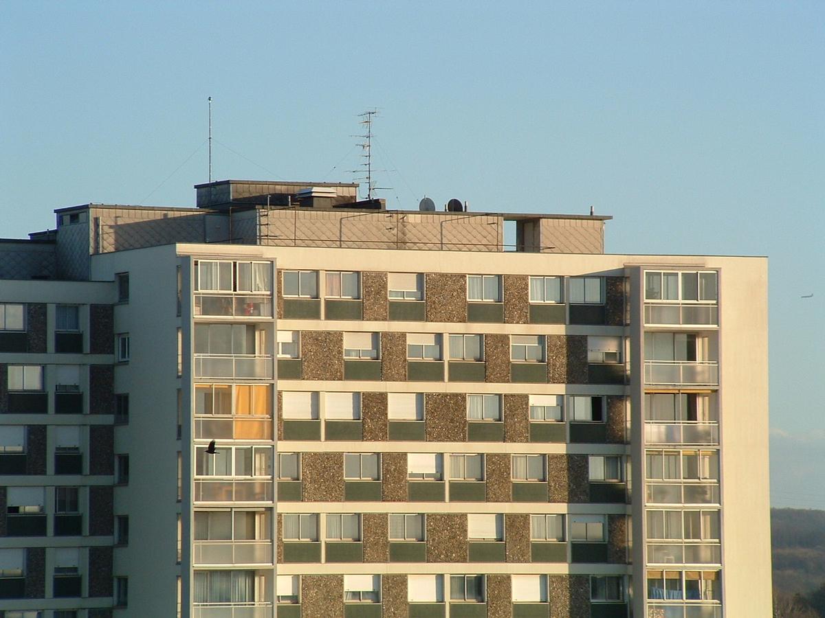 Fiche média no. 37661 Mulhouse: Immeuble d'habitation «Plein Ciel B». 25 niveaux - 142 logements de 4 et 5 pièces. Architectes Loods et Spoerry (1972). Deuxième immeuble de Mulhouse par sa hauteur 72,5 m. (Hauteur à la pointe de l'antenne 78 m)