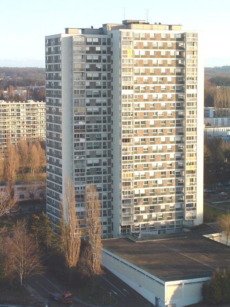 Fiche média no. 37660 Mulhouse: Immeuble d'habitation «Plein Ciel B». 25 niveaux - 142 logements de 4 et 5 pièces. Architectes Loods et Spoerry (1972). Deuxième immeuble de Mulhouse par sa hauteur 72,5 m. (Hauteur à la pointe de l'antenne 78 m)