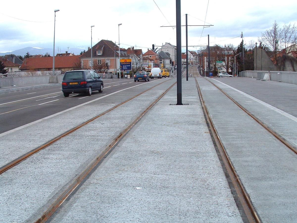 Mulhouse: Construction de la ligne Nord-Sud du Tram-Train. Pont-rail sur l'autoroute A36. (Fin mars 2006) 