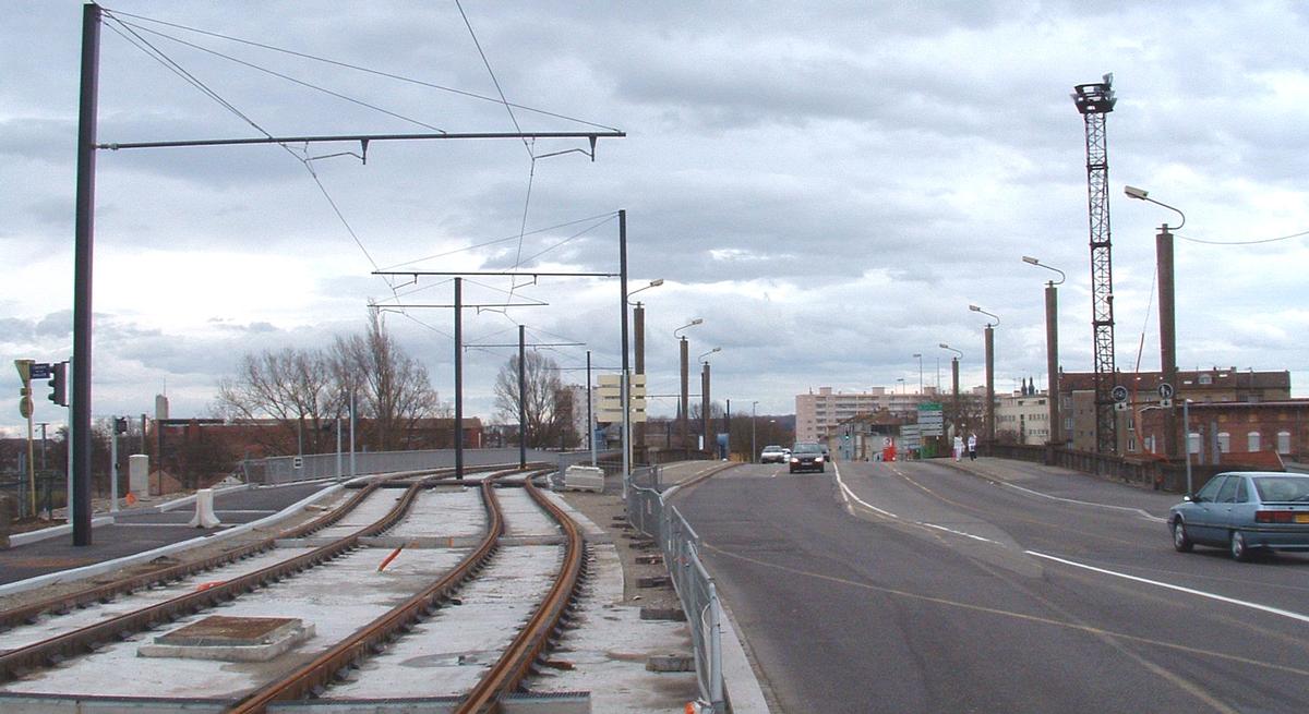 Tram-Train à Mulhouse Mulhouse: Pont-rail du Tram-Train (ligne Nord-Sud) au-dessus des voies ferrées de la Gare du Nord. (A droite, le Pont routier de Bourtzwiller)