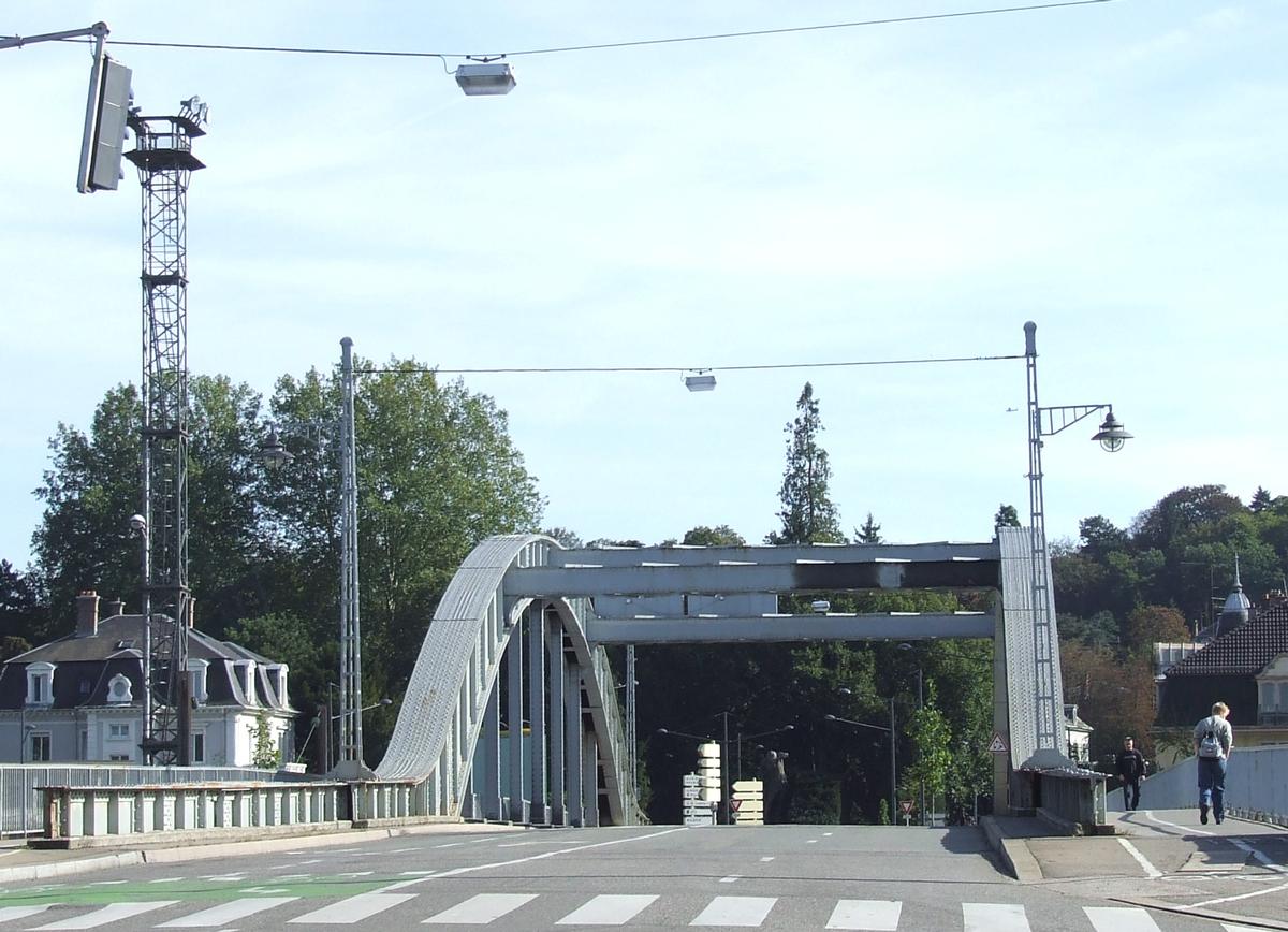 Mulhouse: Le Pont de Riedisheim (près de la gare et au-dessus des voies ferrées de la ligne Mulhouse-Bâle) Mulhouse: Le Pont de Riedisheim (près de la gare et au-dessus des voies ferrées de la ligne Mulhouse-Bâle)