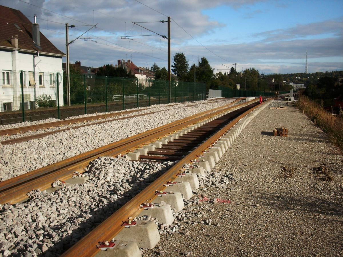 Fiche média no. 154504 Mulhouse : Construction de la ligne Mulhouse-Thann du Tram-train entre les quartiers Zu-Rhein et Daguerre. Vue en direction du centre-ville de Mulhouse