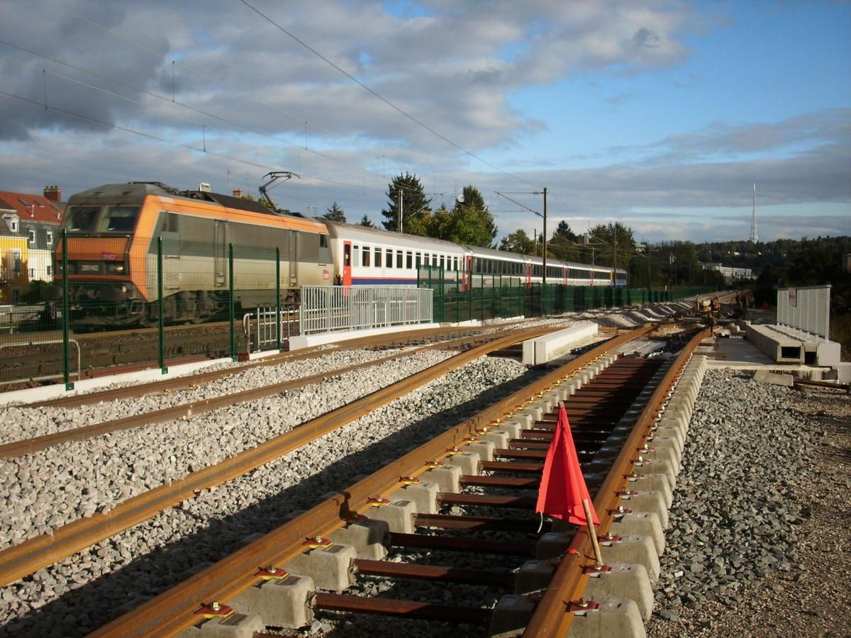 Fiche média no. 154506 Mulhouse : Construction de la ligne Mulhouse-Thann du Tram-train entre les quartiers Zu-Rhein et Daguerre. Vue en direction du centre-ville de Mulhouse