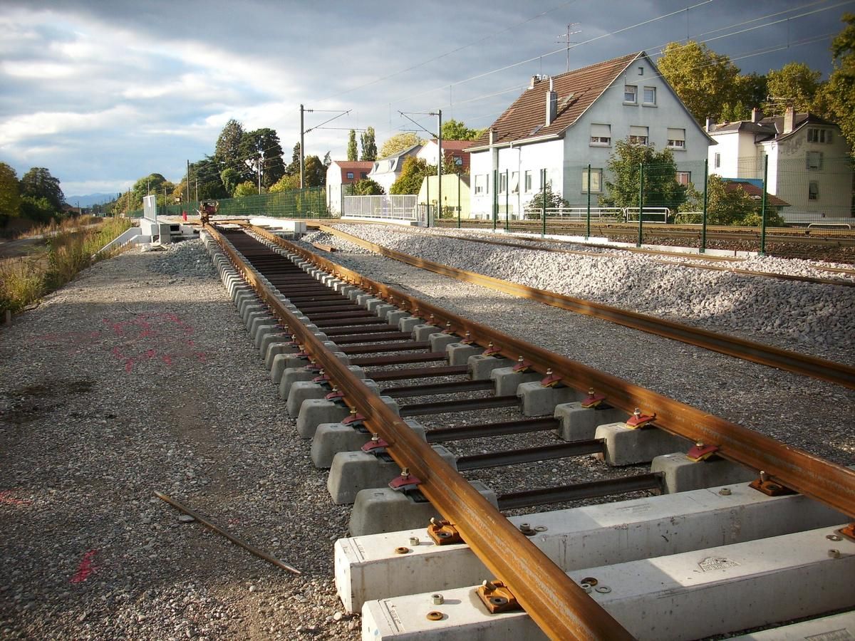Mulhouse : Ligne du tram-train Mulhouse-Thann entre les quartiers Zu-Rhein et Daguerre. (Vue en direction de Thann) 