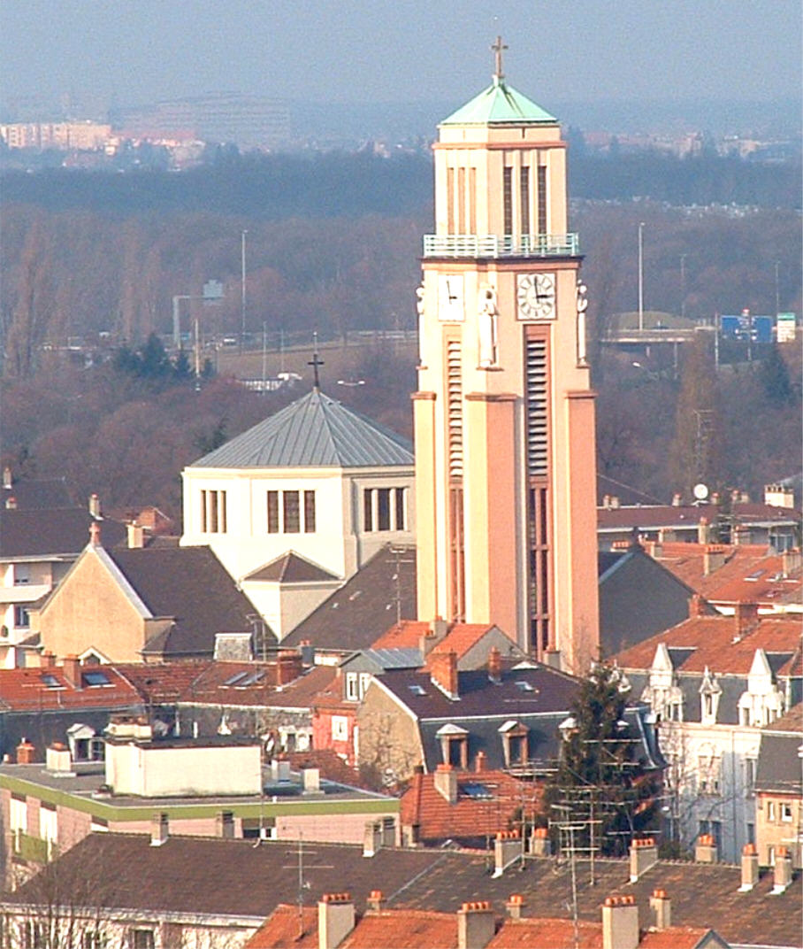 Mulhouse: Eglise catholique Ste Jeanne d'Arc vue depuis la Tour de la Sécurité Sociale 