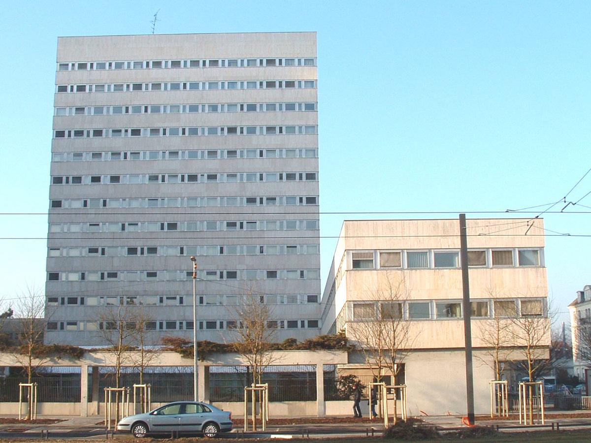 Fiche média no. 56601 Mulhouse: La Tour de la Sécurité Sociale. (affectation bureaux - Hauteur 49,5 m - année d'achèvement 1972 - architectes: Beraud / Perrin / Morin)