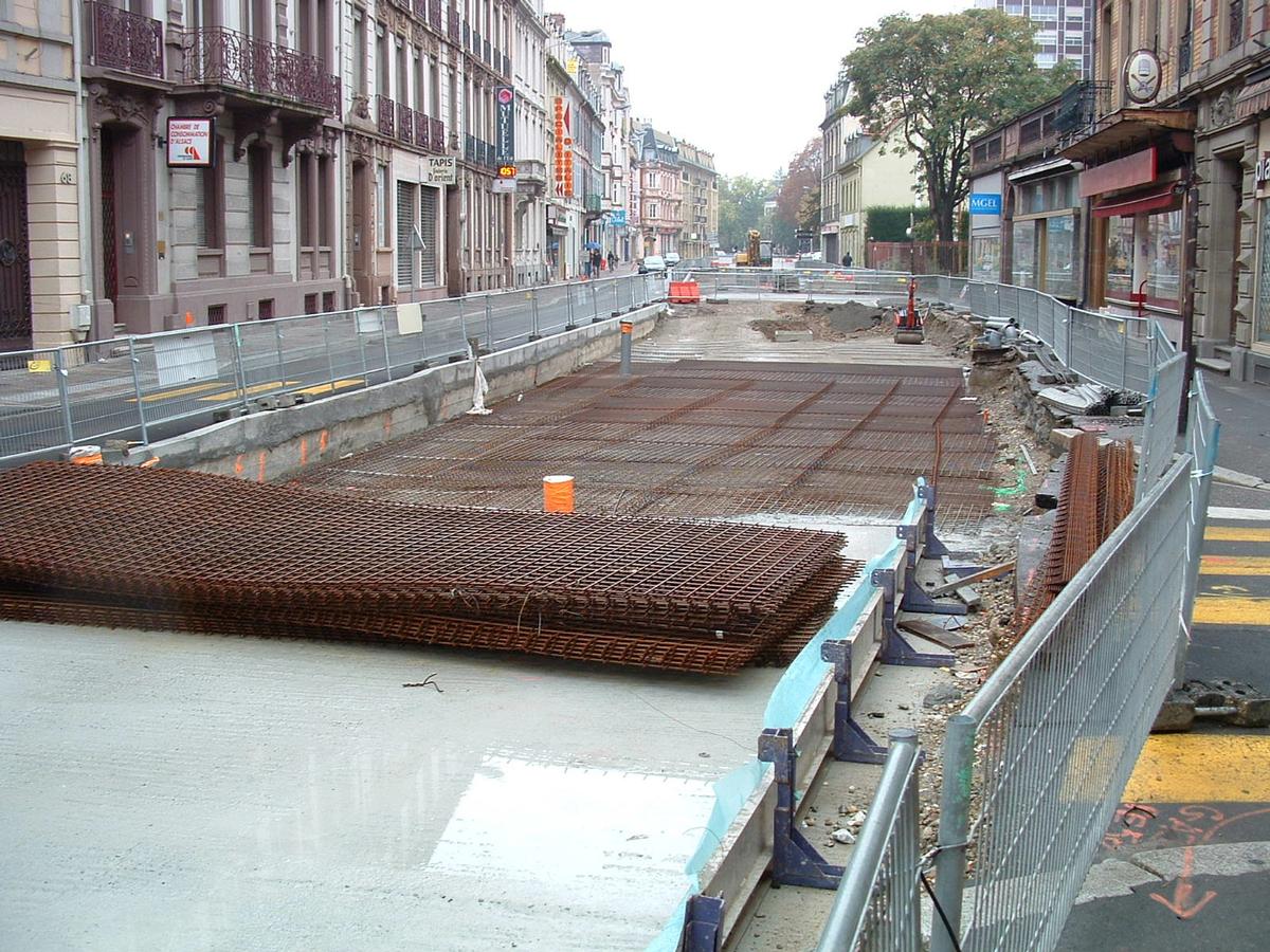 Mulhouse: Construction de la ligne Est-Ouest du Tram-Train, avenue Kennedy début octobre 2004 