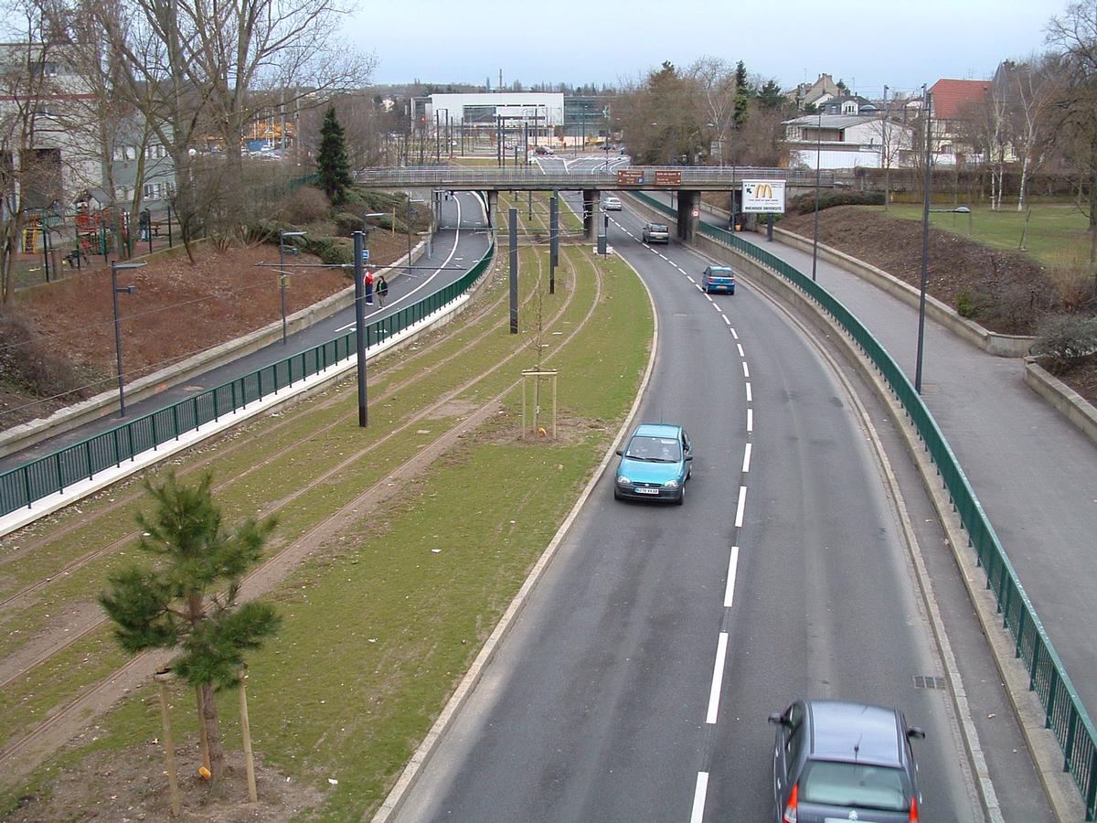 Mulhouse: Fin mars 2006, construction de la ligne Est-Ouest du Tram-Train. Passage Boulevard Stoessel sous la voie ferrée Mulhouse-Strasbourg 