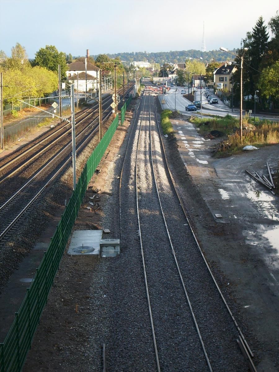 Fiche média no. 152345 Ligne Mulhouse-Thann du Tram-Train. Traversée du quartier de Dornach, secteur gare, à Mulhouse.Vue vers le sud-est. A droite voie(s) du tram-train. A gauche voies SNCF