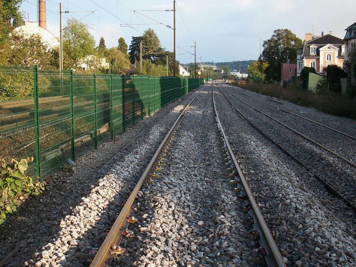 Ligne Mulhouse-Thann du Tram-train. Traversée du quartier de Dornach. Vue en direction du sud-est 