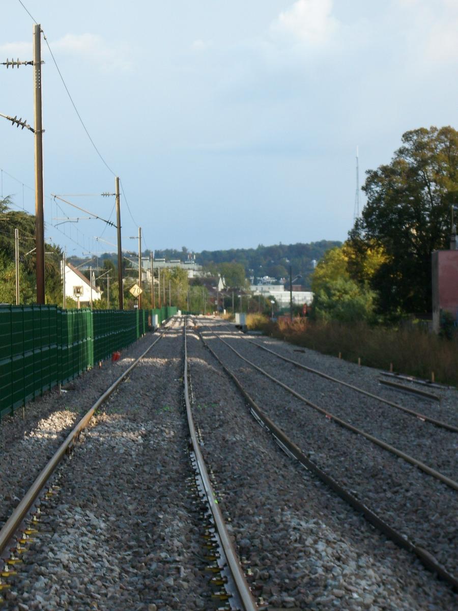 Ligne Mulhouse-Thann du Tram-train. Traversée du quartier de Dornach. Vue en direction du sud-est 