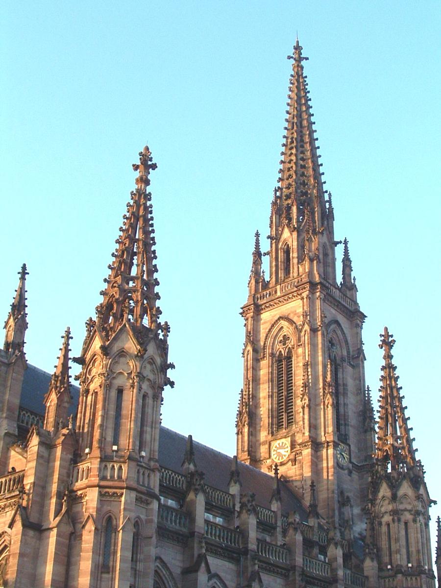 Mulhouse: Le Temple Protestant St. Etienne, Place de la Réunion. (Hauteur de la flèche: 97 m) 