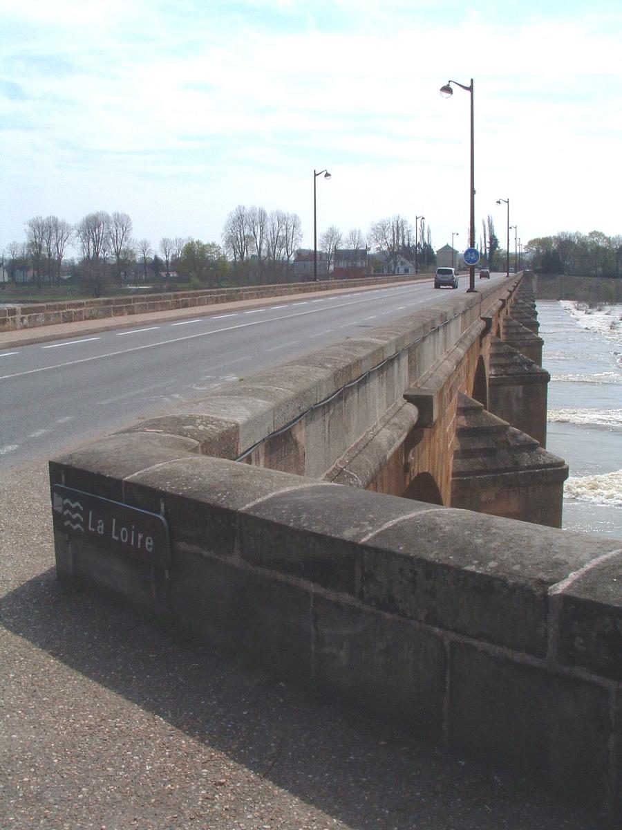 Nevers: Le Pont Neuf 
