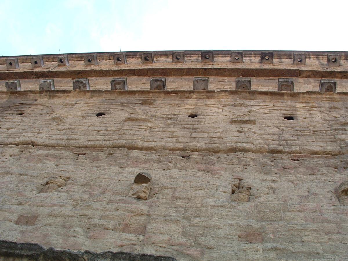 Orange: Murs extérieurs du théâtre antique 