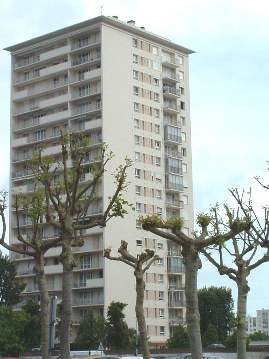 Fiche média no. 41104 Orléans: Tour Saint Yves (Immeuble d'habitation de 20 niveaux dont 1 RdC,18 étages d'habitation et 1 niveau technique. Hauteur du bâtiment 55m.)
