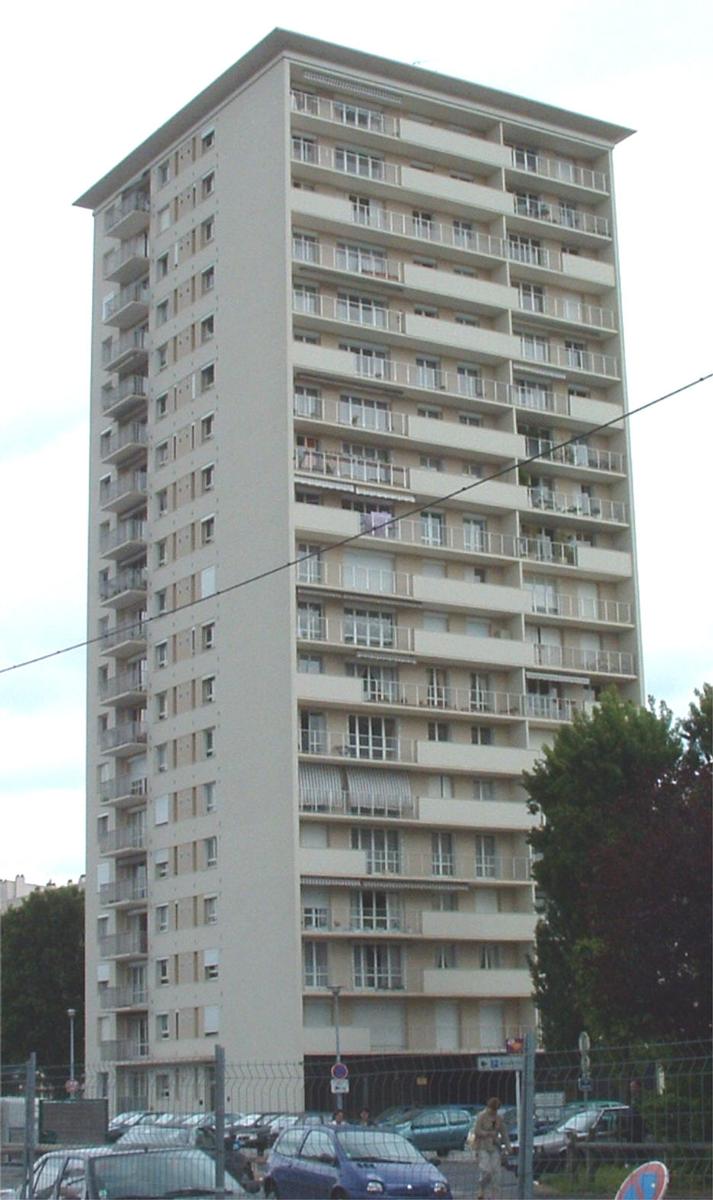 Fiche média no. 41105 Orléans: Tour Saint Yves (Immeuble d'habitation de 20 niveaux dont 1 RdC,18 étages d'habitation et 1 niveau technique. Hauteur du bâtiment 55m.)
