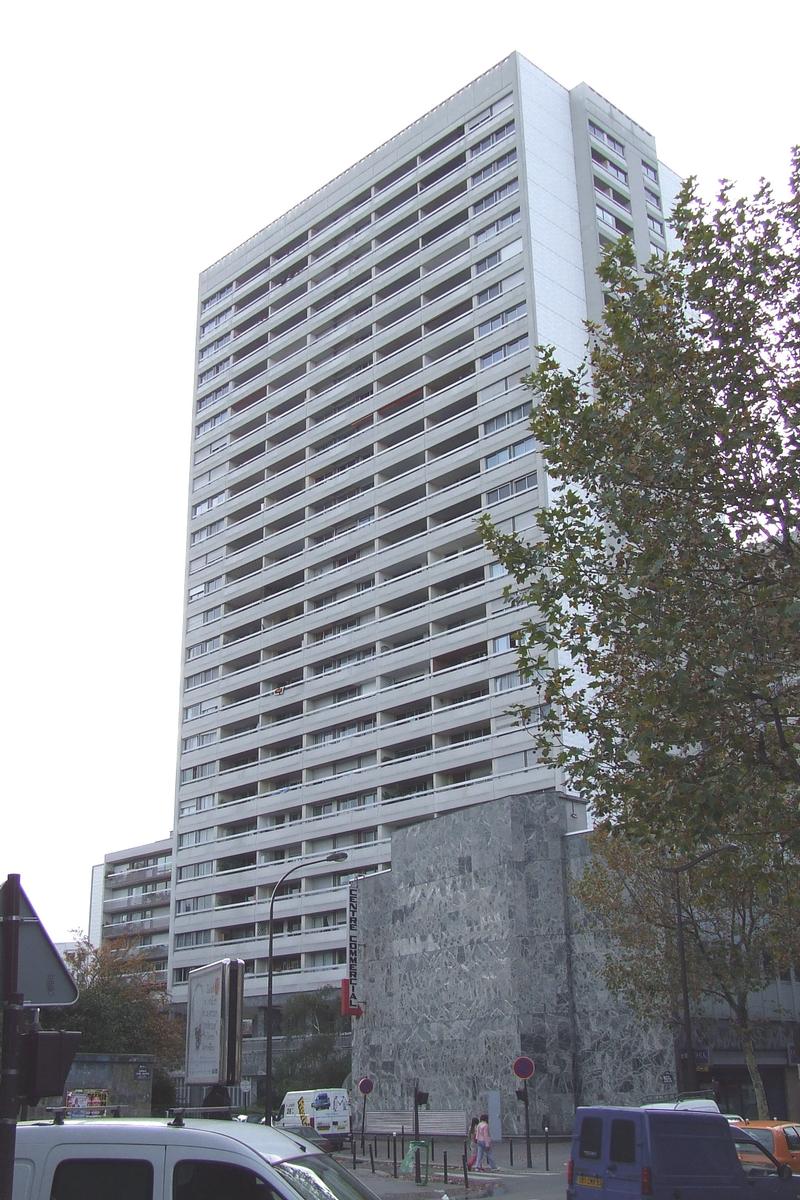 Fiche média no. 73988 Paris XIXè: Immeuble résidentiel «Le Belvédère» situé Avenue Jean Jaurès. Composition: 1 RdC - 1 Entre sol -24 étages standard - 2 étages techniques. Hauteur: 82 m