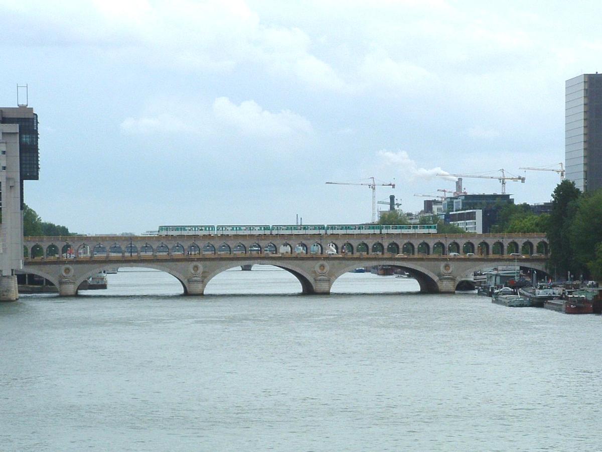 Paris XIIè et XIIIè: Pont de Bercy (route et métro ligne 6) 