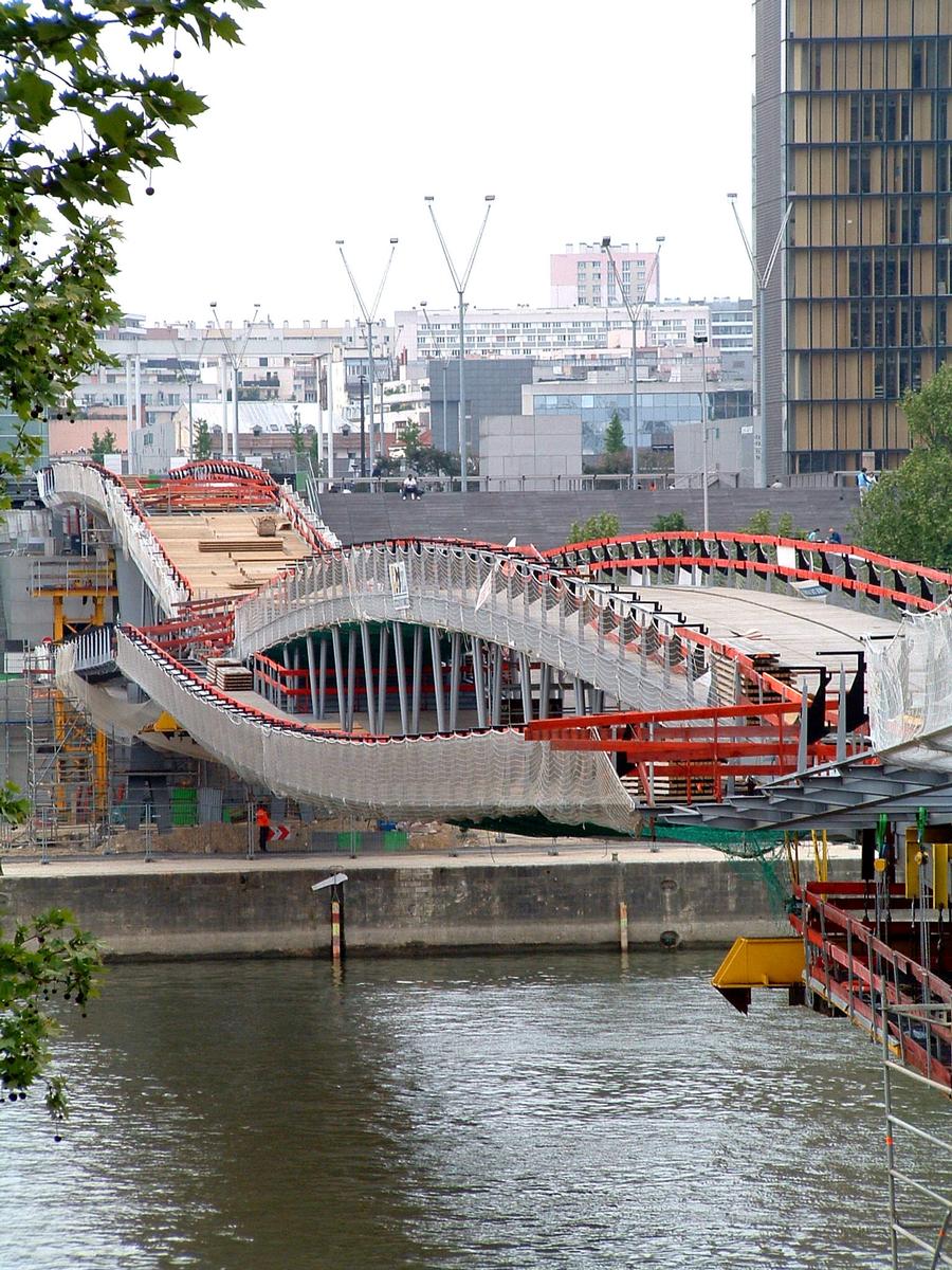 Paris: Sur la Seine la passerelle Bercy-Tolbiac en construction 
