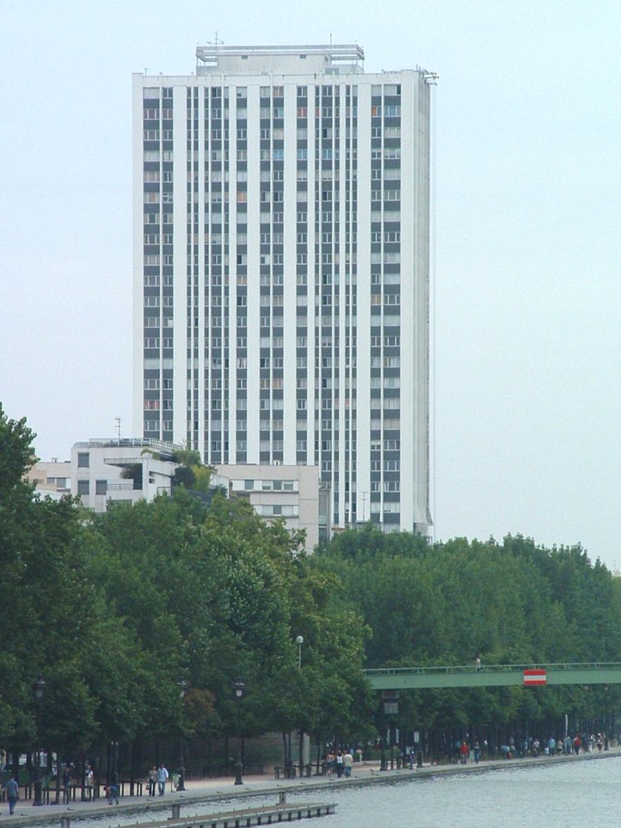 Fiche média no. 74008 Paris XIXè: Immeuble d'habitation «Résidence Duvergier», 75 quai de la Seine. Composition de l'immeuble: 1 SS - 1 RdC - 30 étages standard - 2 étages techniques. Hauteur aérienne (hors du sol) 93,0 m