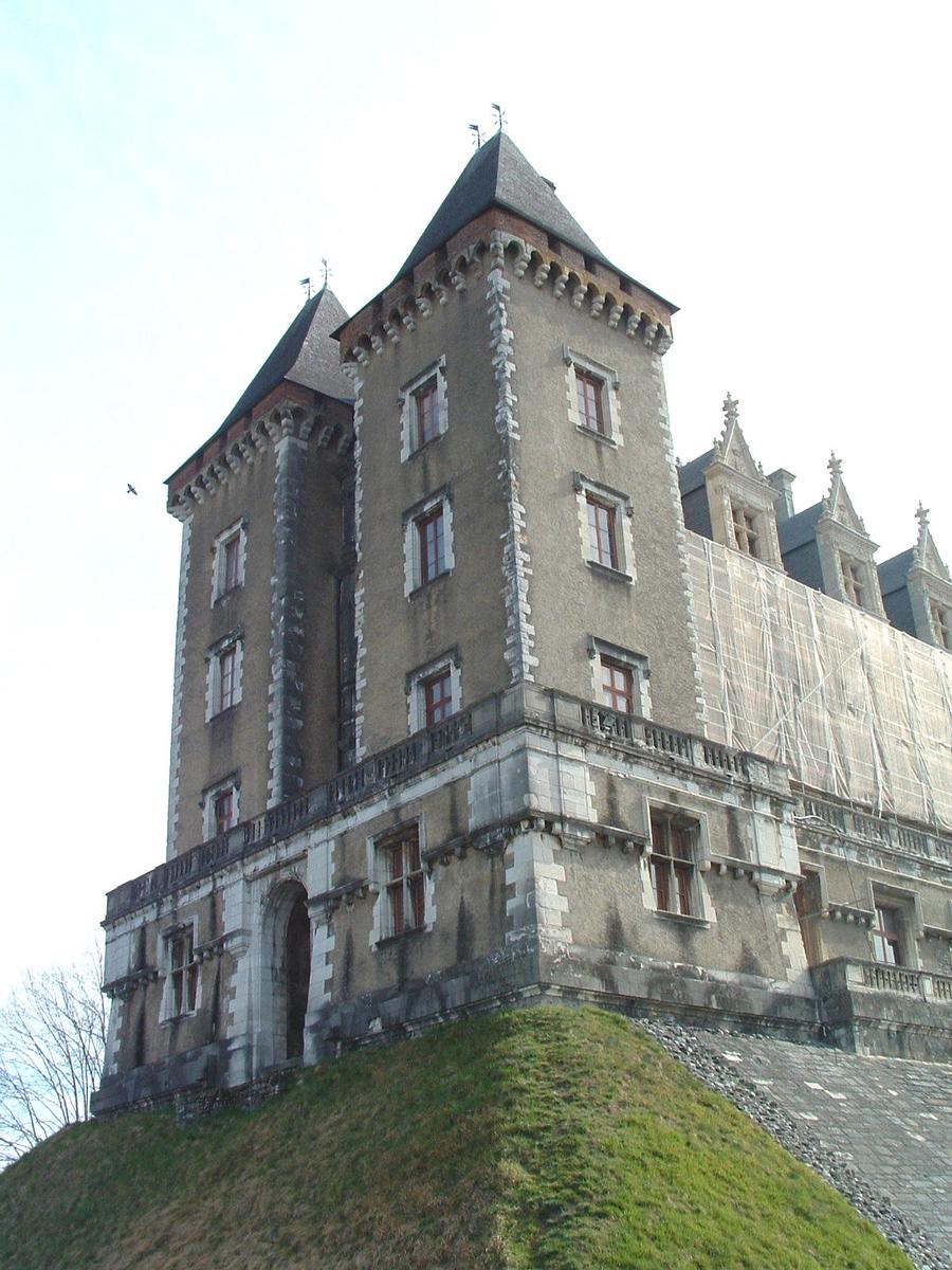 Château de Pau A gauche, la Tour Louis-Philippe. A droite, la Tour Mazères