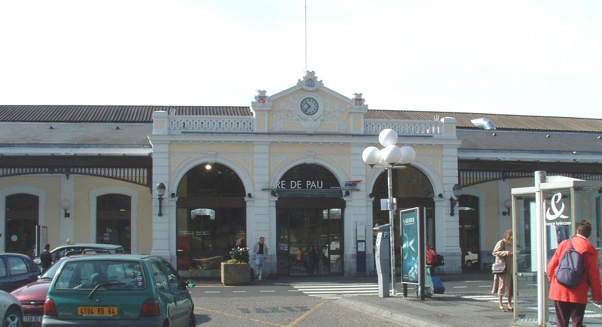 Façade principale de la gare SNCF de Pau 