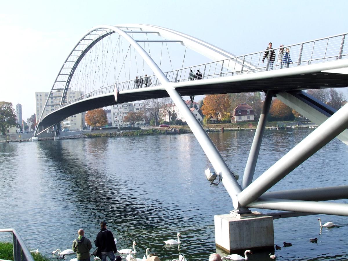 Fußgängerbrücke über den Rhein zwischen Weil am Rhein und Huningue in Frankreich 