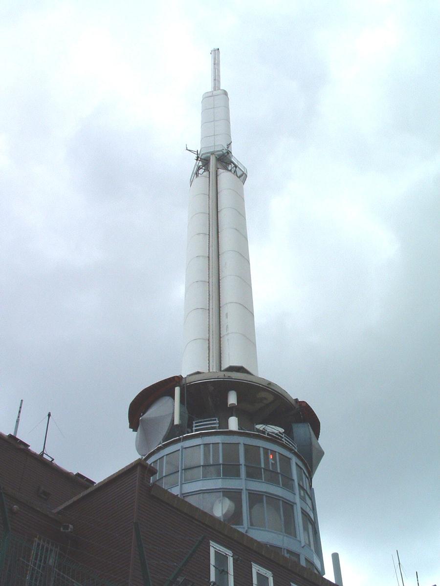 Fiche média no. 44730 Emetteur (radio et télévision) de TDF (Télédiffusion De France) au sommet du Puy de Dôme (1465 m). Hauteur de la tour 89 m. Année de mise en service 1956. (63-Puy de Dôme - Auvergne - France)