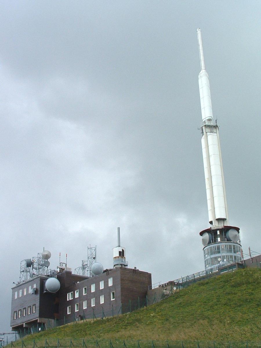 Fiche média no. 44729 Emetteur (radio et télévision) de TDF (Télédiffusion De France) au sommet du Puy de Dôme(1465 m). Hauteur de la tour 89 m. Année de mise en service 1956. (63-Puy de Dôme - Auvergne - France)
