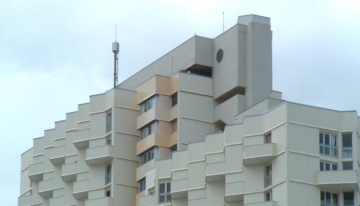 Fiche média no. 40807 Rennes: L'Eperon, immeuble d'habitation de 26 et 30 étages. Hauteur maxi de l'immeuble 98,5 m. Hauteur à la pointe de l'antenne: 105,0 m