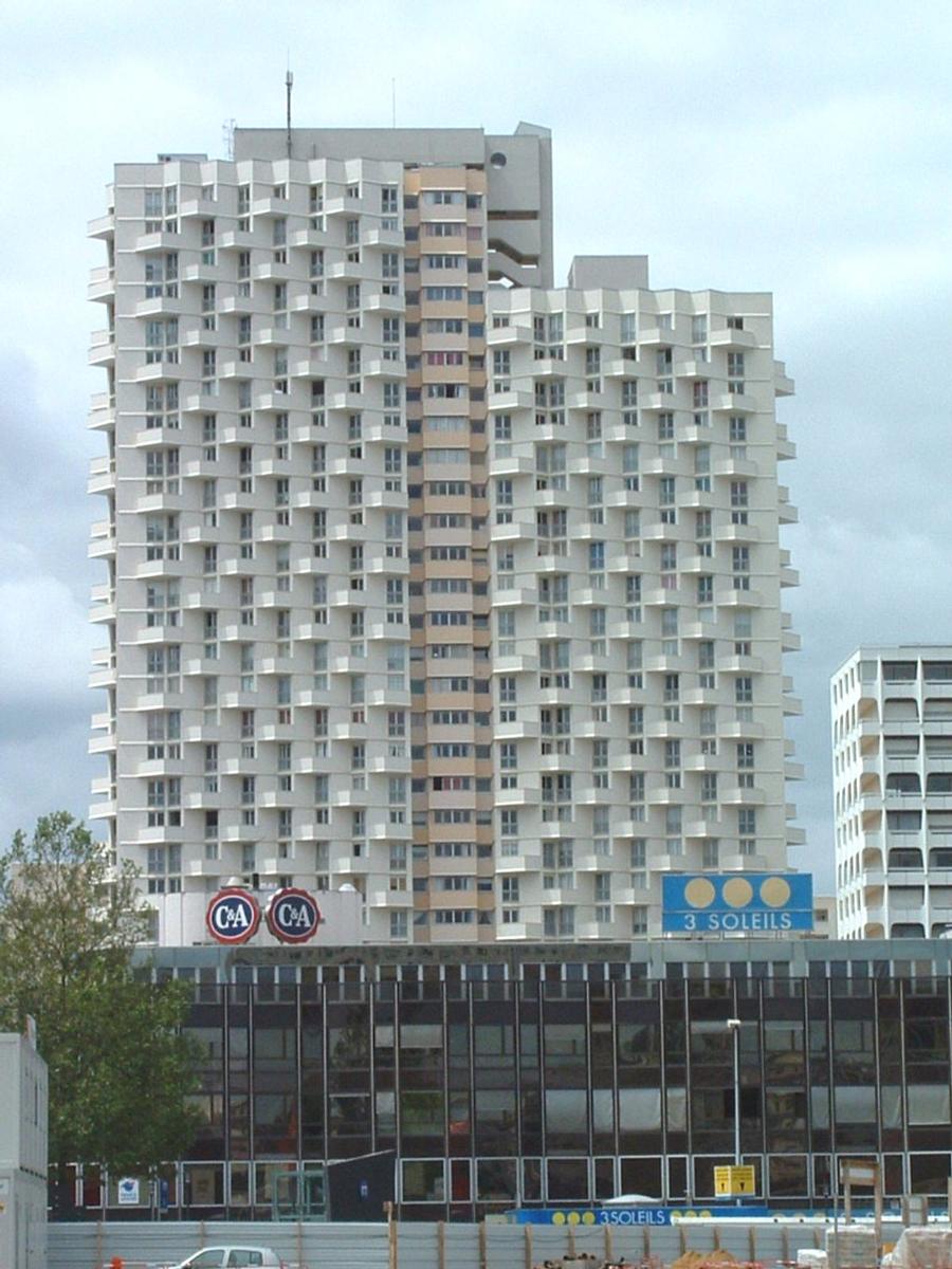 Fiche média no. 40806 Rennes: L'Eperon, immeuble d'habitation au centre ville construit en 1975. Il composé de 2 niveaux de parking, 1RdC haut,30 étages, 2 niveaux techniques. (Architecte A.Arretch). Hauteur de l'immeuble 98,5 m. (La pointe de l'antenne est a 105,0 m)