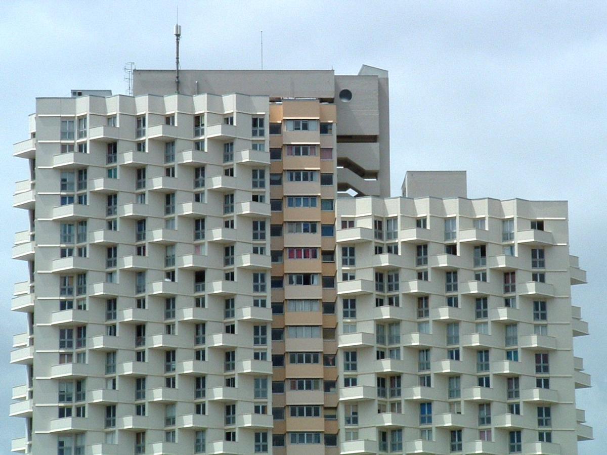 Fiche média no. 40808 Rennes: L'Eperon, immeuble d'habitation de 26 et 30 étages. Hauteur maxi de l'immeuble 98,5 m. Hauteur à la pointe de l'antenne: 105,0 m