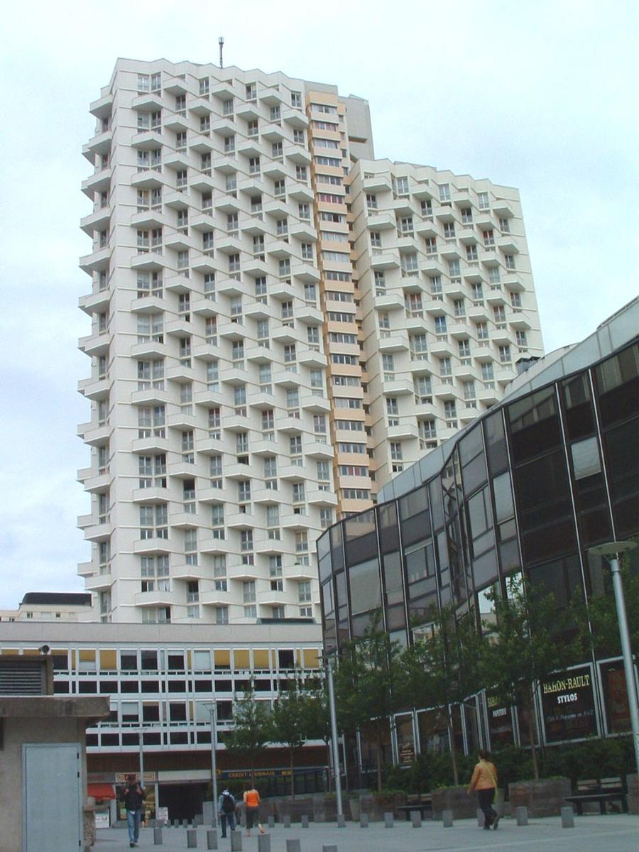 Fiche média no. 40805 Rennes: L'Eperon, immeuble d'habitation au centre ville construit en 1975. Il composé de 2 niveaux de parking, 1RdC haut,30 étages, 2 niveaux techniques. (Architecte A.Arretch). Hauteur de l'immeuble 98,5 m. (La pointe de l'antenne est a 105,0 m)