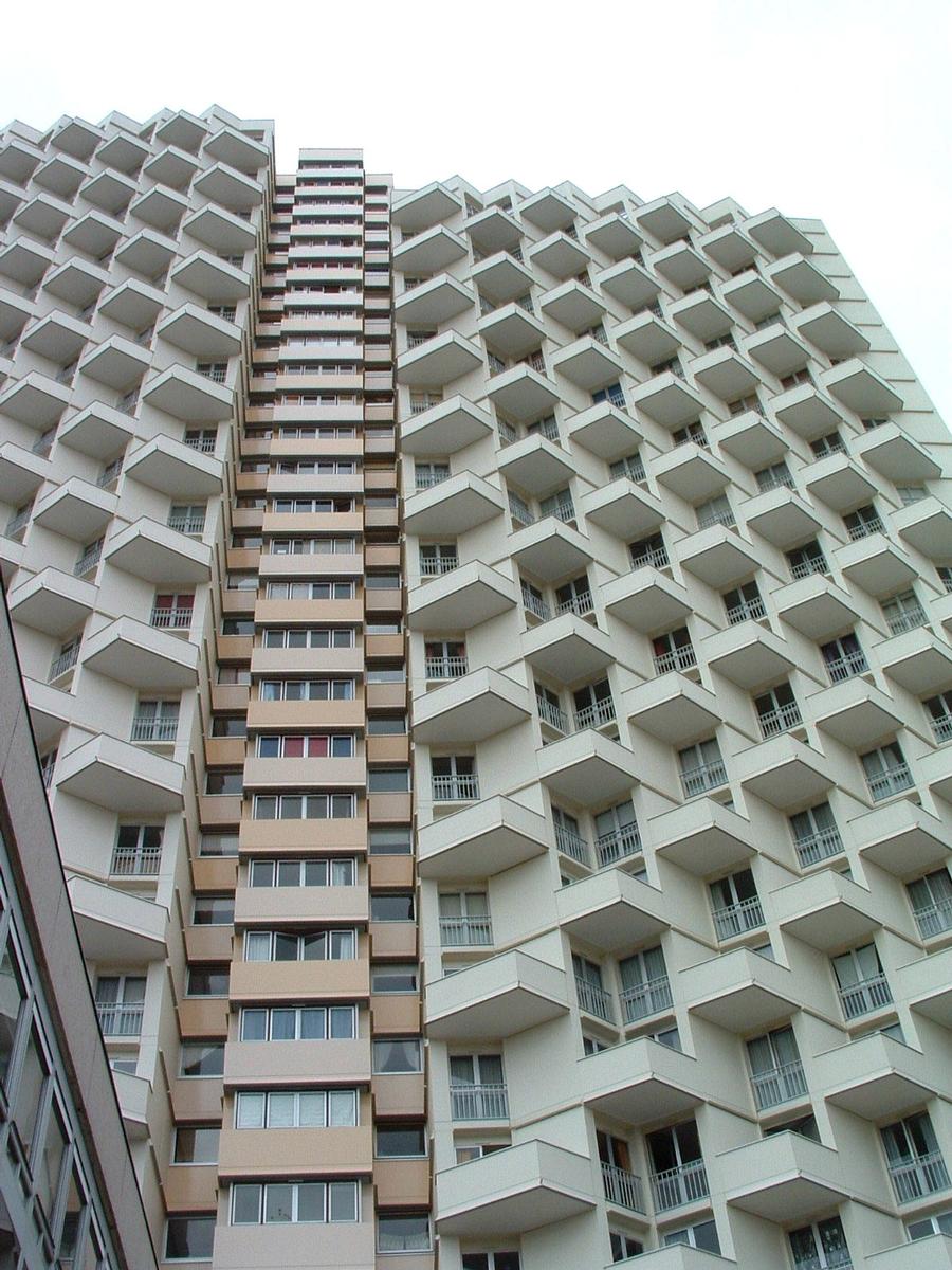 Fiche média no. 40811 Rennes: Façade Est de l'Eperon, immeuble d'habitation construit en 1975. L'immeuble a 35 niveaux: 2 niveaux de parking, 1 RdC haut, 30 étages côté Sud ou 26 étages côté Nord, 2 niveaux techniques. Hauteur maxi de l'immeuble: 98,5 m. Hauteur à la pointe de l'antenne: 105,0 m