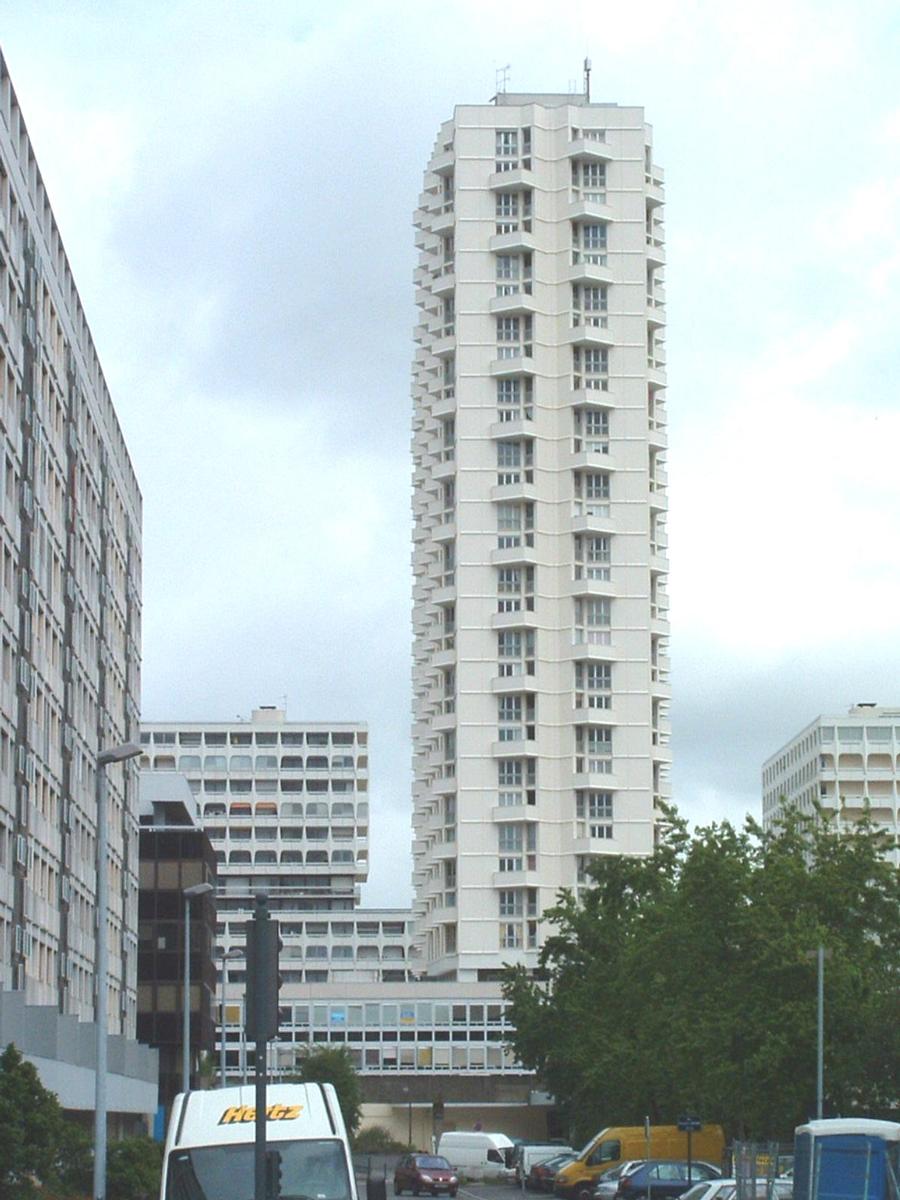 Fiche média no. 40809 Rennes: façade sud de l'Eperon, immeuble d'habitation de 35 niveaux (2 niveaux de parking, 1 RdC haut, 30 étages, 2 niveaux techniques). Construit en 1975 - Architecte Arretch - Hauteur de l'immeuble 98,5 m. (105,0 m à la pointe de l'antenne)