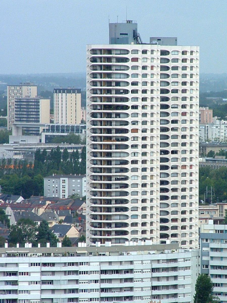 Fiche média no. 40729 Rennes: Les Horizons I et II sont deux immeubles d'habitation accollés de 240 logements chacun. La tour Horizon I a une hauteur de 99,5 m (104 m à la pointe de l'antenne). Elle est composée de 35 niveaux dont 1 RdC, 2 Entre-sols, 30 étages standart et 2 étages techniques. La tour Horizon II fait 96,0 m de hauteur et n'a qu'un seul étage technique