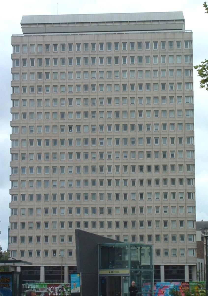 Immeuble le la Sécurité Sociale, Rennes D'une hauteur de 58 m, l'immeuble à 19 niveaux dont 1 RdC, 16 étages, 1 attique, 1 niveau technique