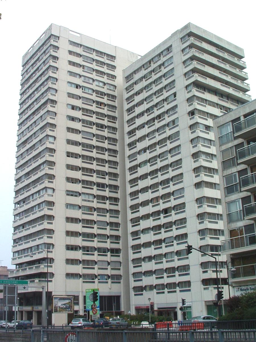Fiche média no. 49480 Rouen: Immeuble d'habitation «Front de Seine» situé Quai du Havre.23 niveaux (dont 1 RdC,1 entre-sol, 20 étages et 1 étage technique). Hauteur 65 m
