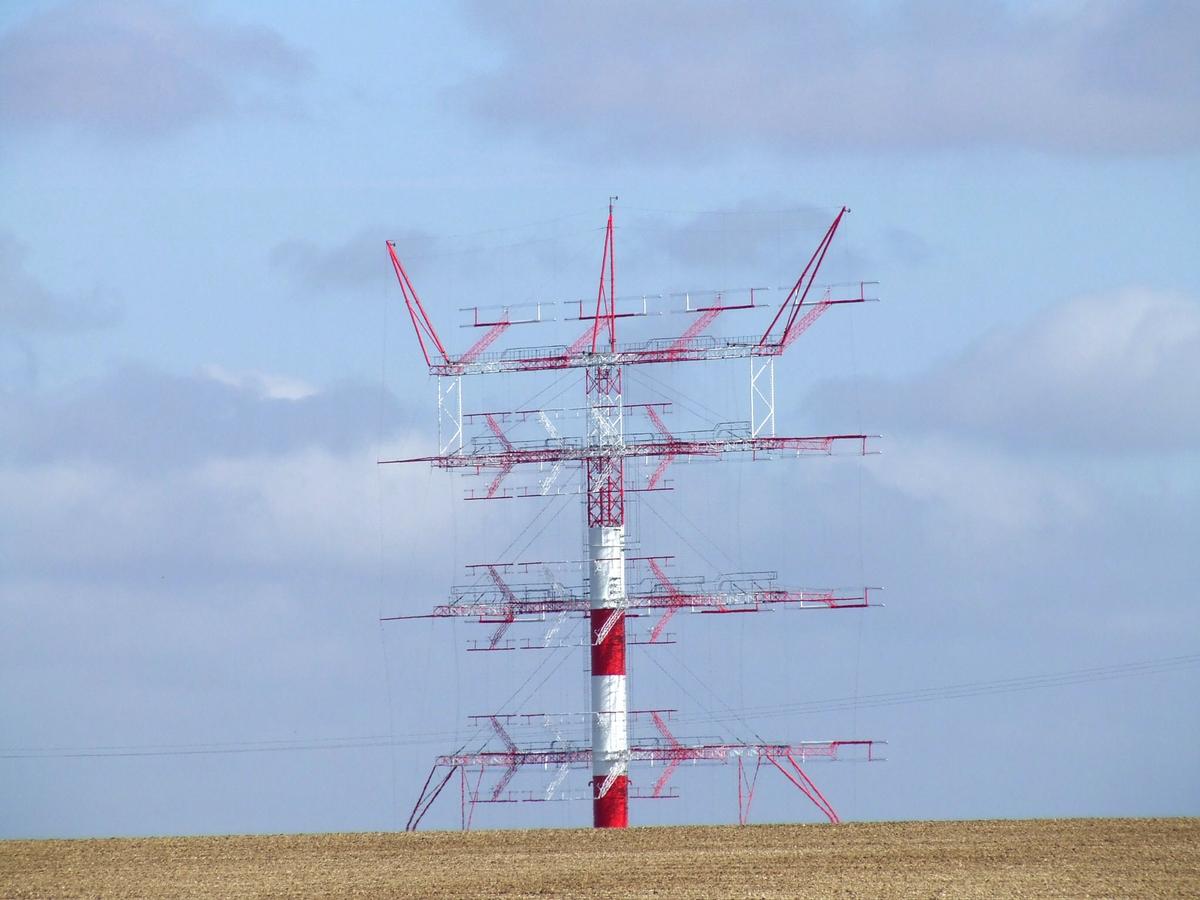 Fiche média no. 101269 Emetteurs ondes courtes de TDF pour Radio France International à Saint Aoustrille à 5 km à l'ouest d'issoudun. 12 antennes orientables d'une hauteur de 80 m