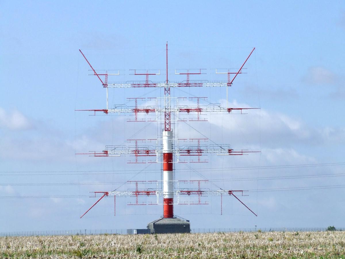 Fiche média no. 101270 Emetteurs ondes courtes de TDF pour Radio France International à Saint Aoustrille à 5 km à l'ouest d'issoudun. 12 antennes orientables d'une hauteur de 80 m